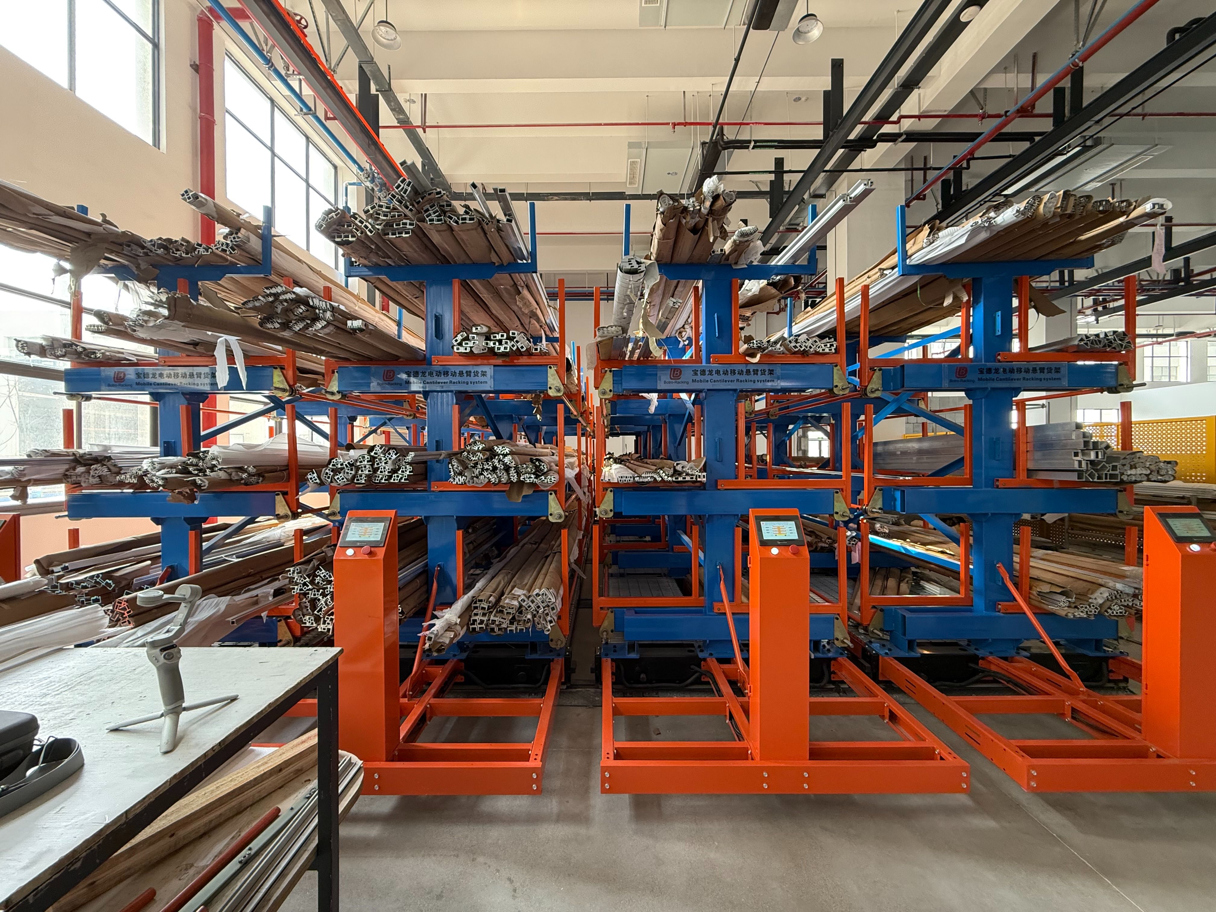 Di động tung ra giá đỡ đúc hẫng